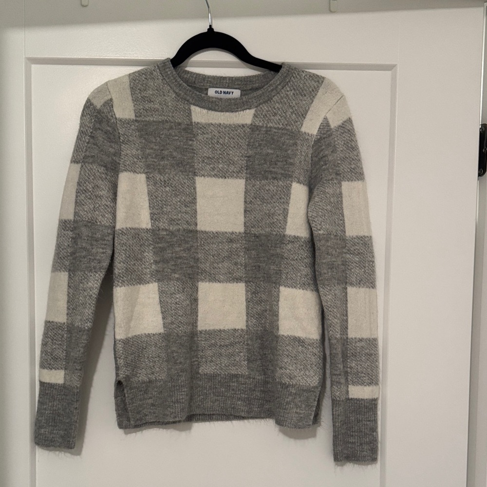 Old navy light grey and white plaid flannel sweater